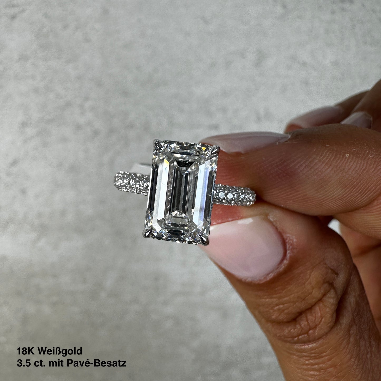 Emma - Emerald Solitär Pavé Ring